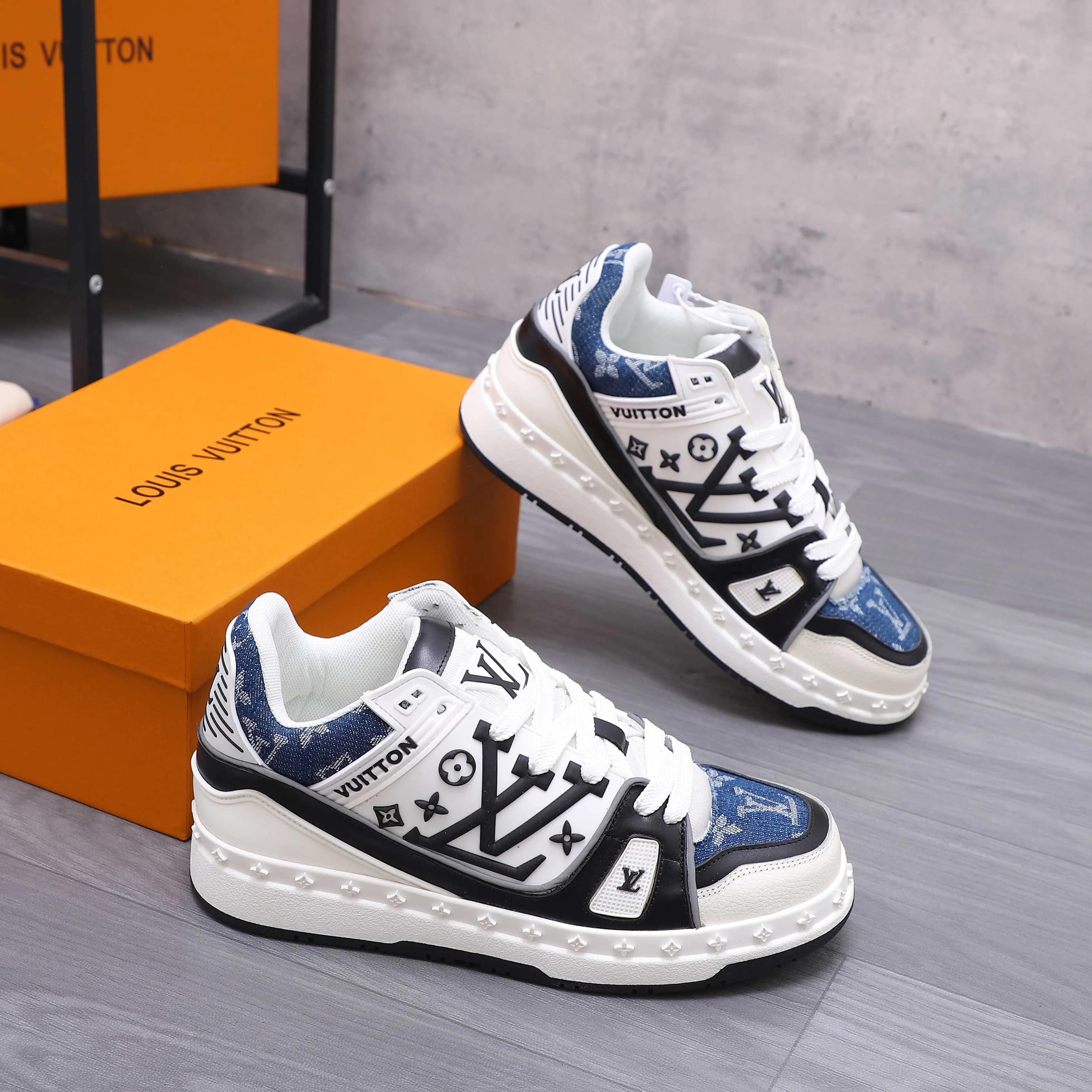 Men's shoes 💰p600 Product trademark: LV "Louis Vuitton" casual lace-up men's shoes Regular size: 38-44 Product material: Selected classic denim woven pattern splicing cowhide upper Breathable mesh lining Original rubber outsole